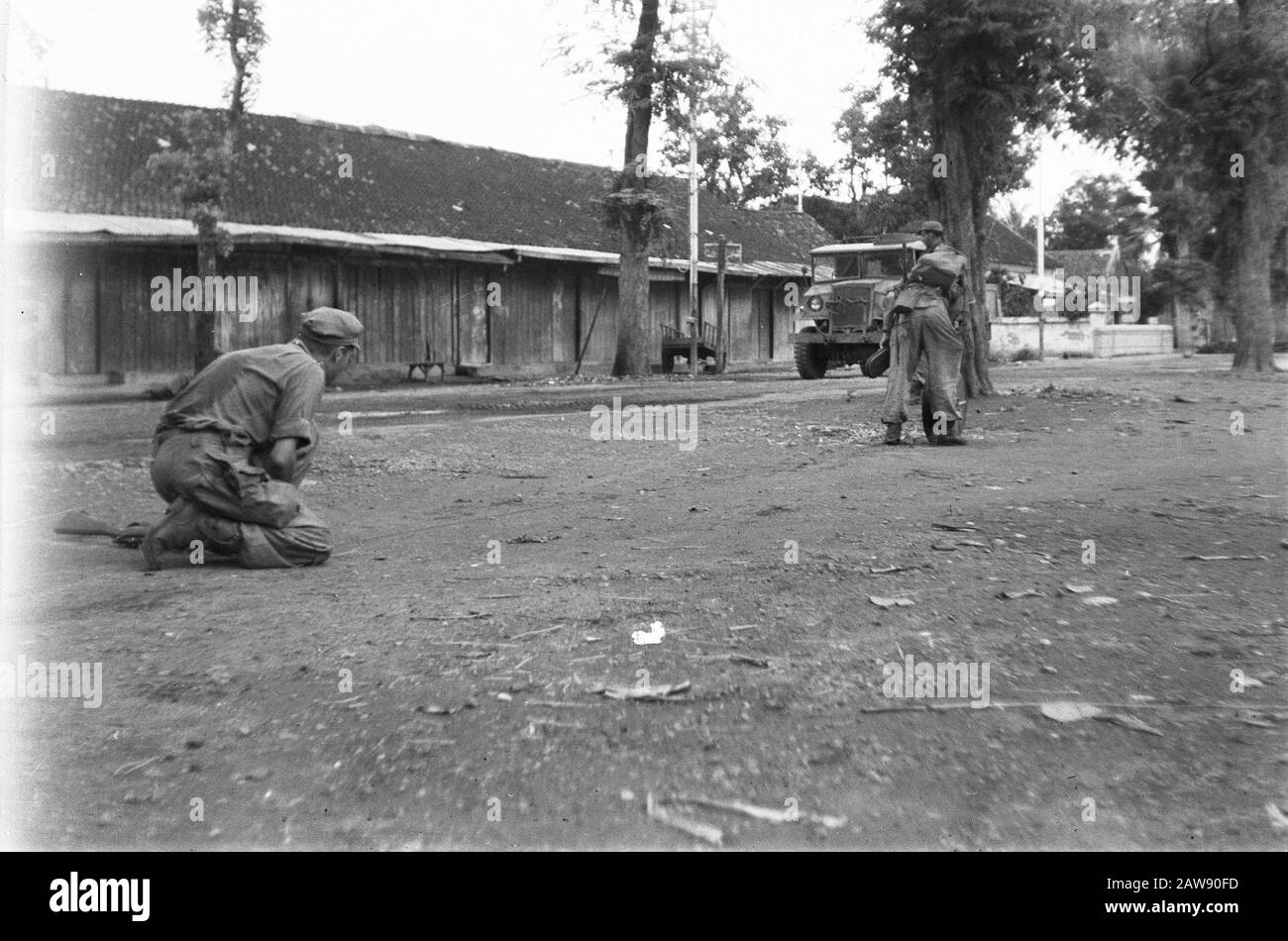 Rise to and entry into Solo  Dutch infantry in the streets of Solo Date: December 21, 1948 Location: Indonesia Dutch East Indies Stock Photo