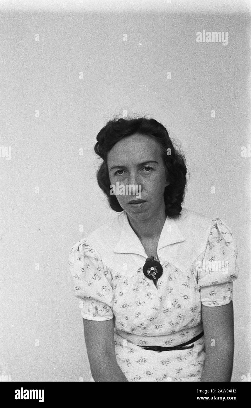 portrait images (miscellaneous) [passport photographs] Dutch woman Date ...