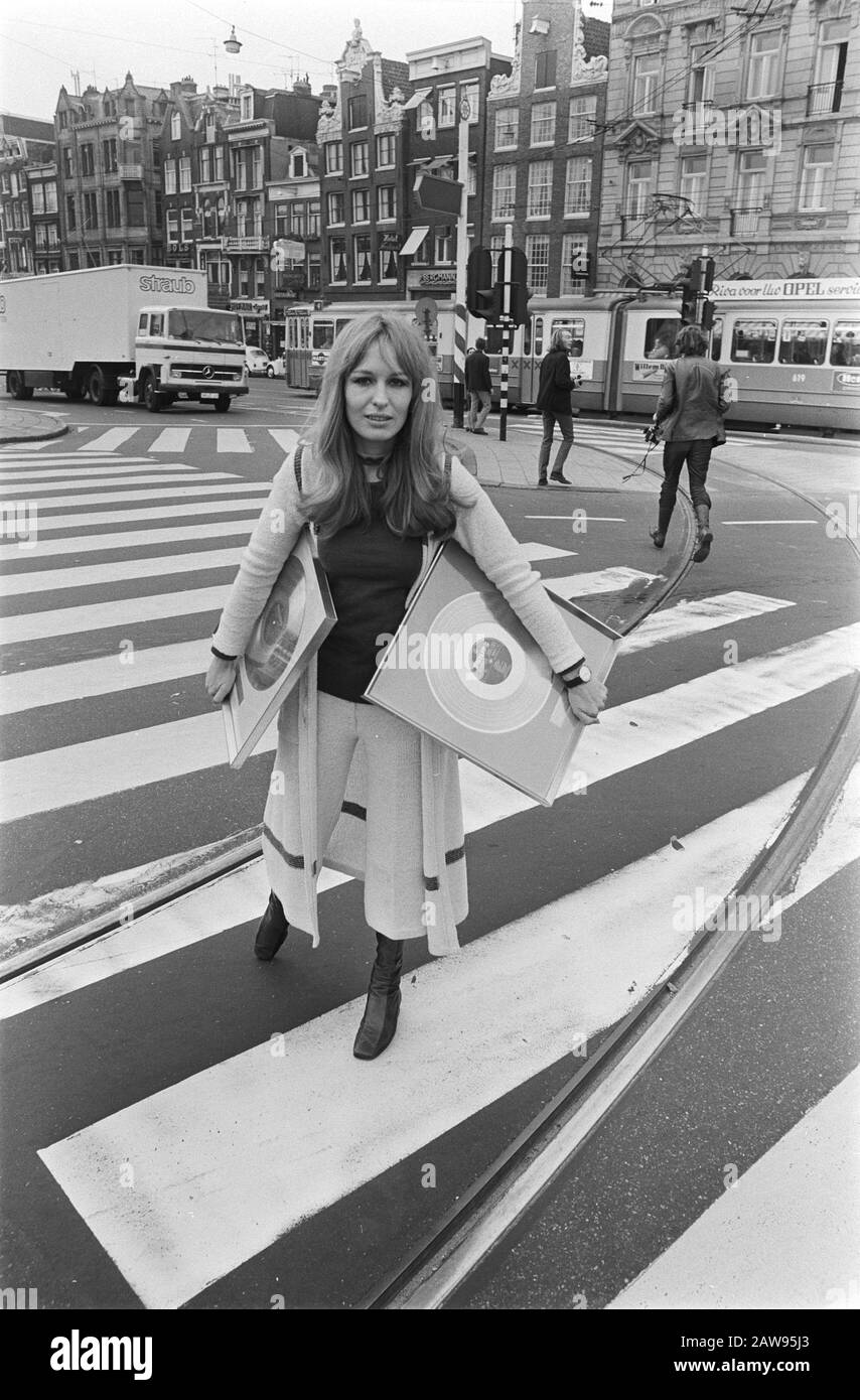 Liesbeth List receives gold LPs; Liesbeth List with plate Date October