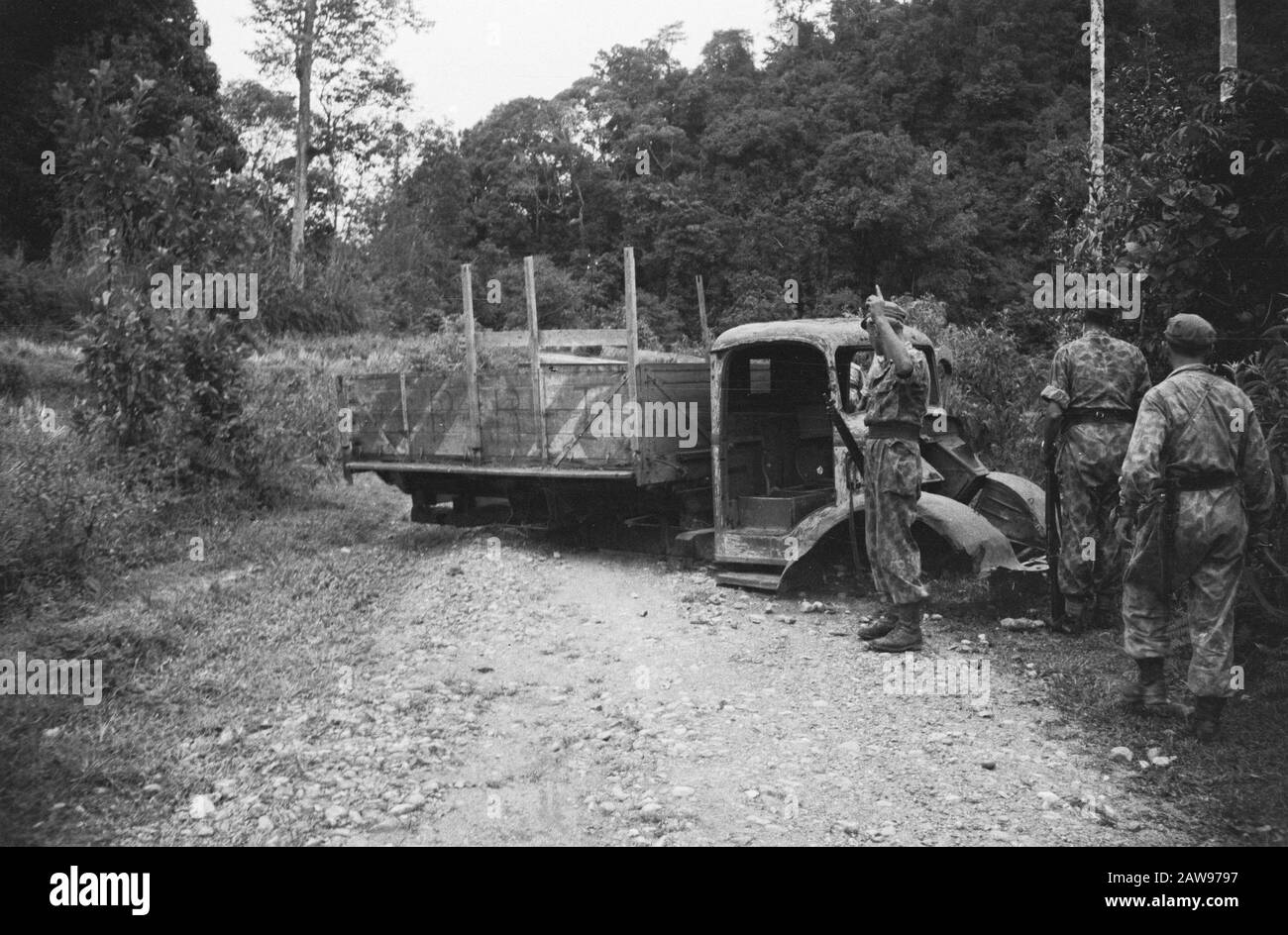 Action Kota Padang  Kotta Padan. Primitive roadblocks, such as remnants of old trucks, which quickly cleared his Date: July 1947 Location: Indonesia Dutch East Indies Stock Photo