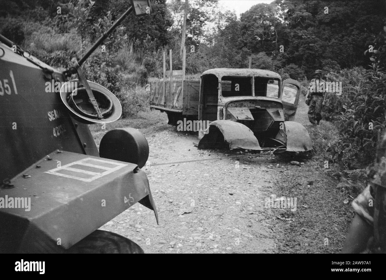 Action Kota Padang  Kotta Padan. Cable fixed, backward-free way !! Primitive roadblocks were quickly cleared Date: July 1947 Location: Indonesia Dutch East Indies Stock Photo
