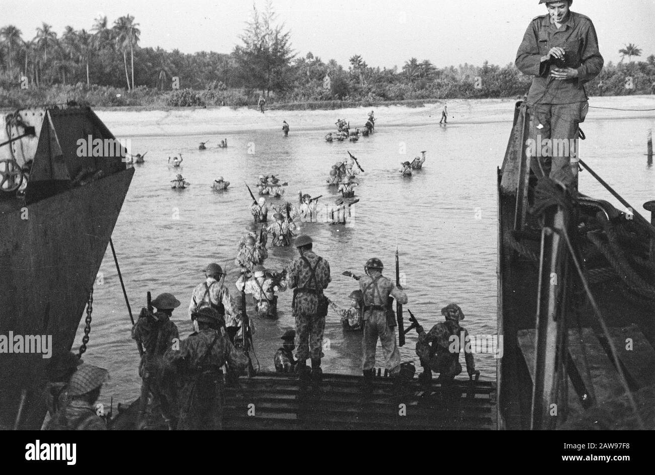 Loeboek Pakem and Baoengan  Perbaoengan (Sumatra East Coast). In collaboration with the Royal Navy and the Military Aviation Dutch troops made a landing at Baoengan which landing the occupation Pemetang Siantar preceded Date: July 29, 1948 Location: Indonesia, Dutch East Indies, Sumatra Stock Photo