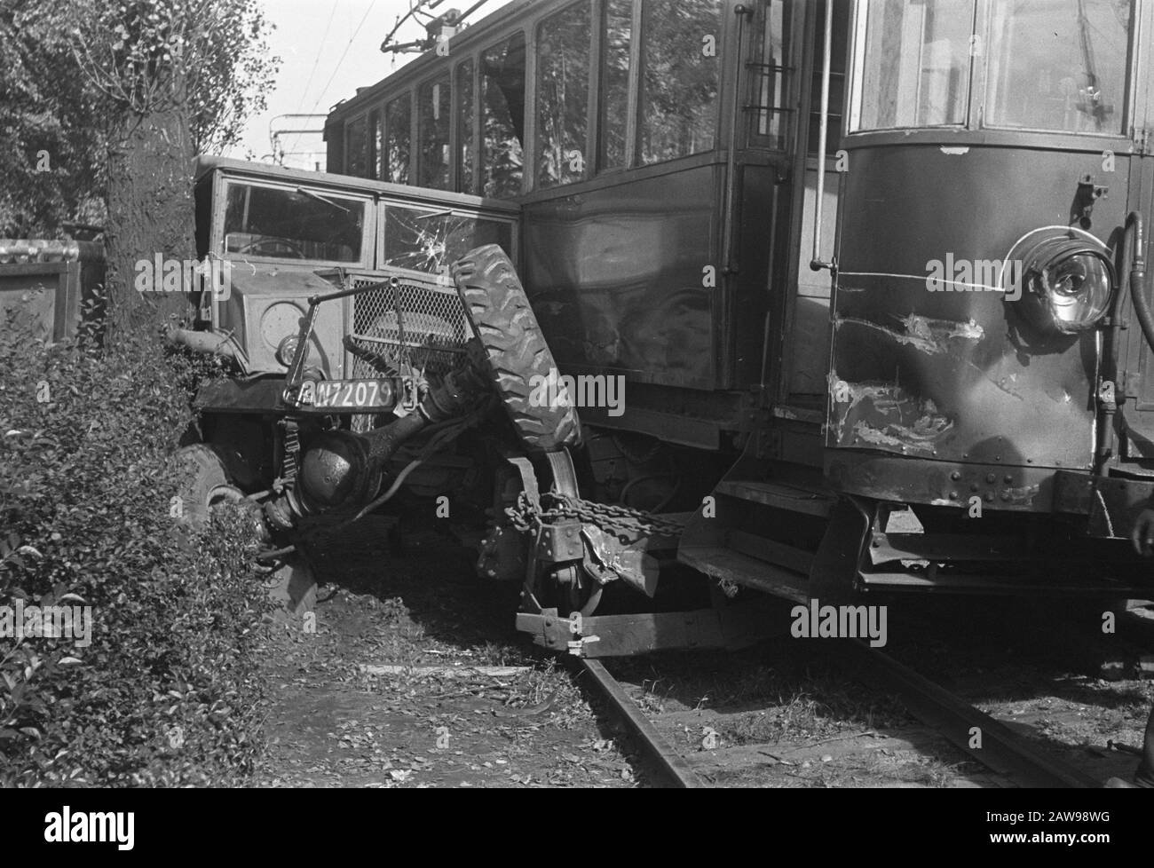 NZH tram derailment after collision with truck. Meeuwenlaan at old Droogdokmij Date: September 26, 1946 Location: Amsterdam, Noord-Holland Keywords: collisions, accidents, trams Institution Name: NZH Stock Photo