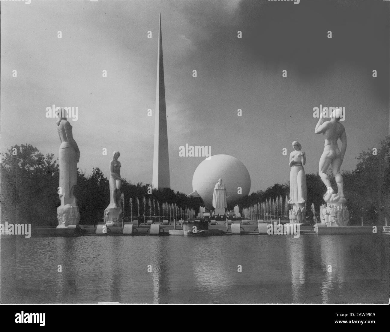 1939 to 1940 New York Worlds Fair photo of the Trylon & Perisphere were two monumental modernistic structures housed The World of Tomorrow exhibits Stock Photo