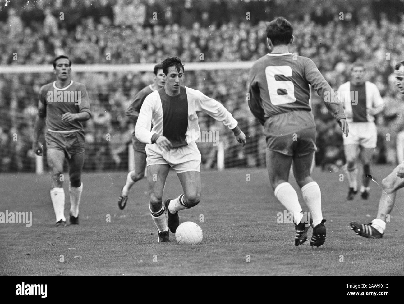 EDO against Ajax 0-4 in KNVB cup. Cruijff to the ball Date: 14 December  1969 Location: Haarlem Keywords: sport, football Personal name: Cruijff,  Johan Institution name: Nijssen, [ ] Stock Photo - Alamy