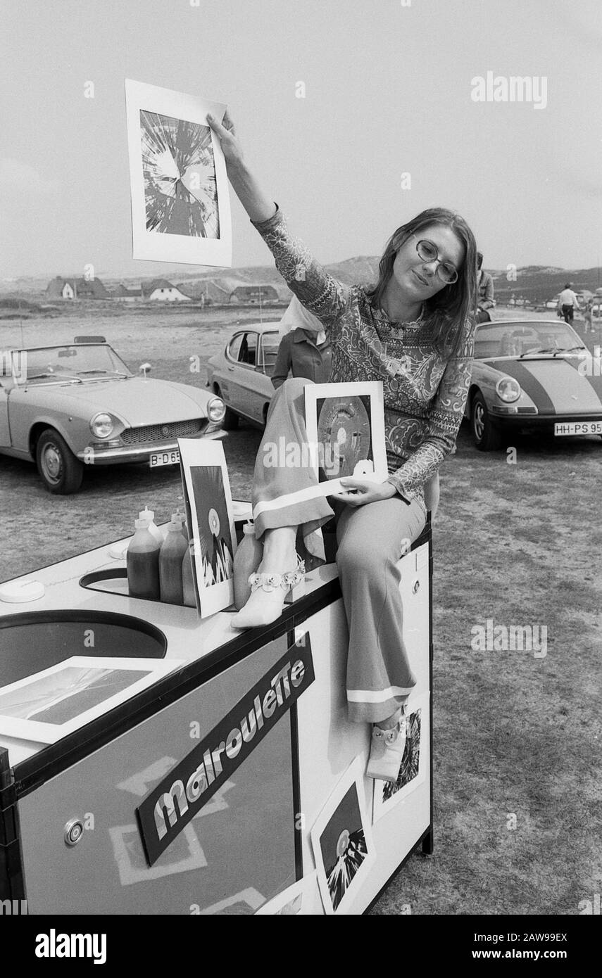 Edina Pop, deutsche Schlagersängerin, bei einer Verkaufsveranstaltung,  Deutschland um 1970. German schlager singer Edina Pop at a sales event,  Germany around 1970 Stock Photo - Alamy