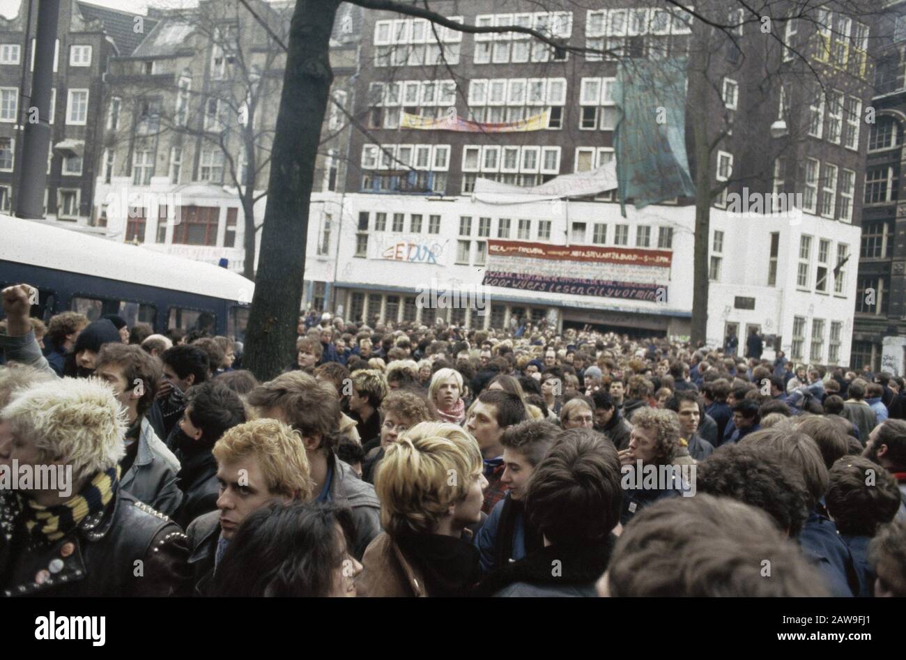 Clearance cracking complex Wyers in Amsterdam; activists and residents leave en masse the premises Date: February 14, 1983 Location: Amsterdam, Noord-Holland Keywords: squats, evictions Institution Name: Wyers Stock Photo
