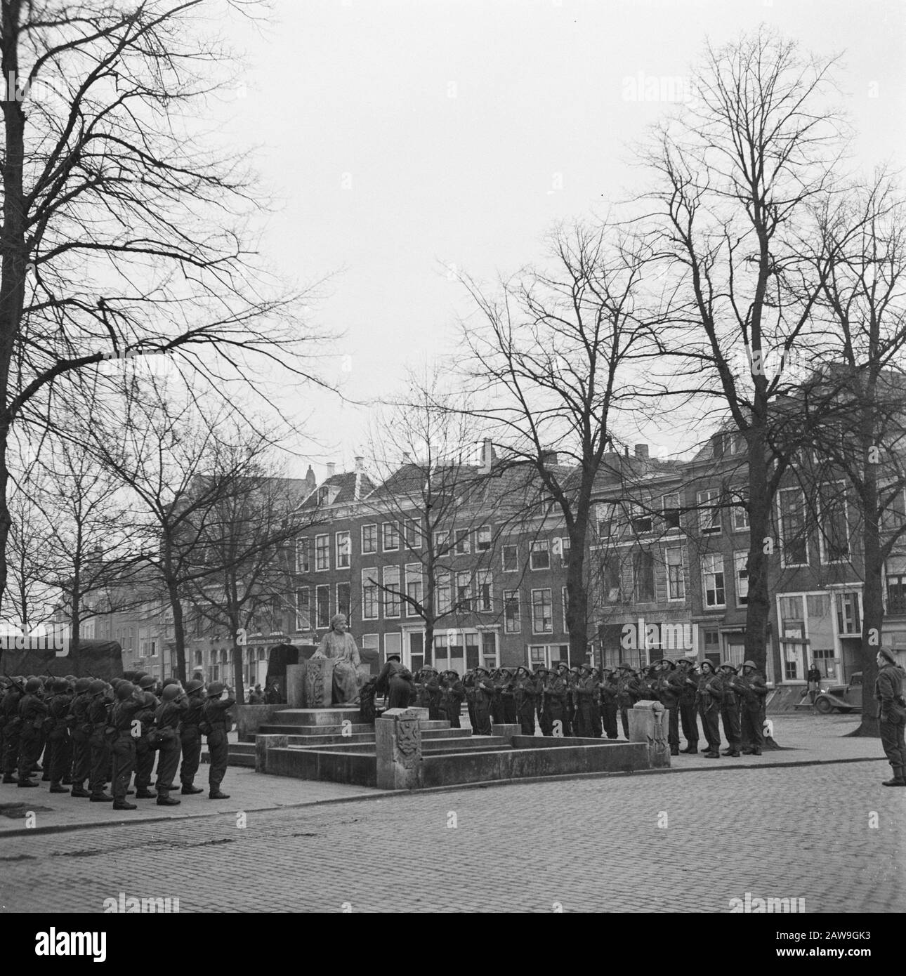 Parade regiment Stoottroepen in Middelburg (1945) Laying of wreaths by