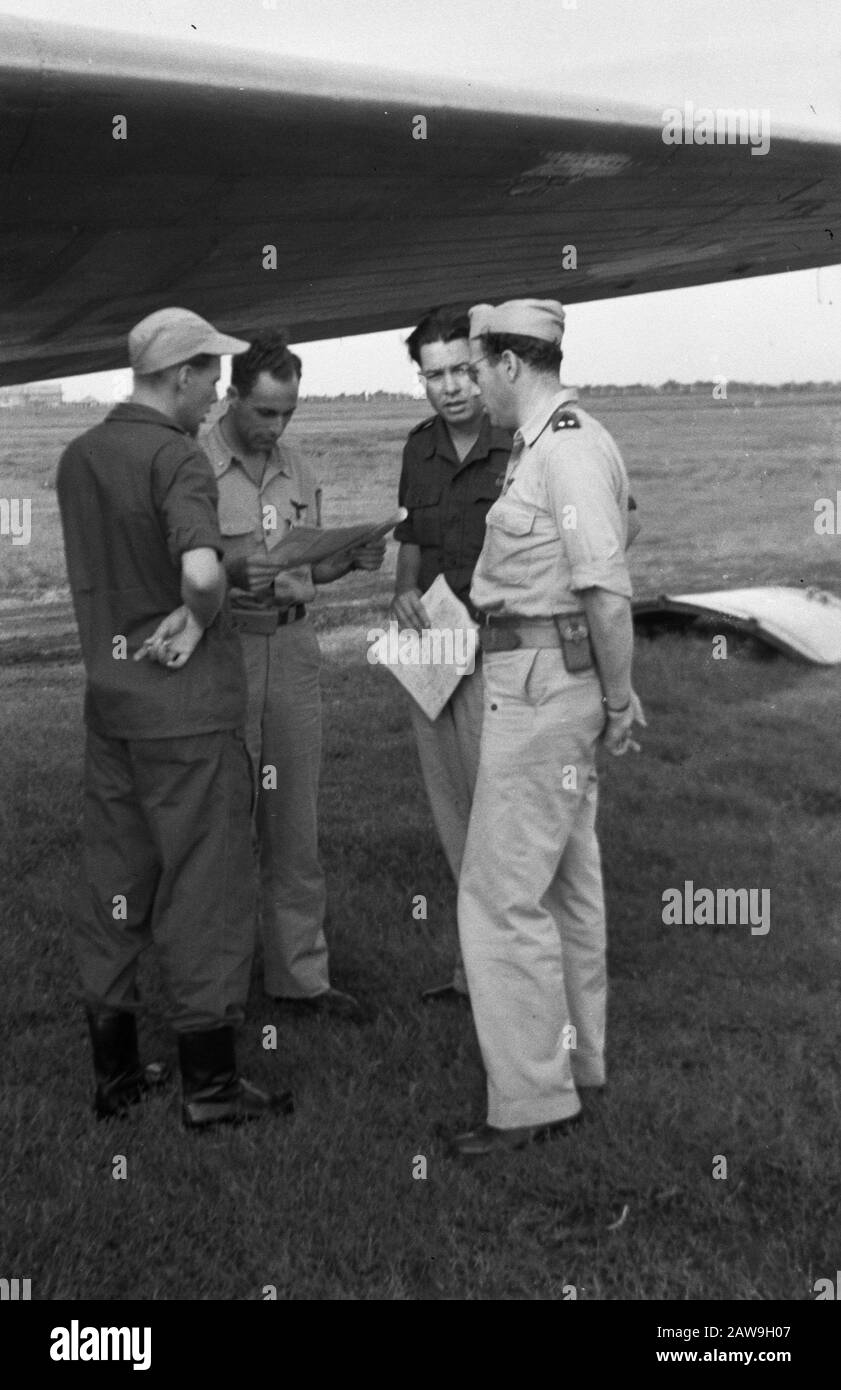 Dropping for isolated part, Kali Konto Work  [officers consult under an airplane] Date: December 27, 1948 Location: Indonesia Dutch East Indies Stock Photo