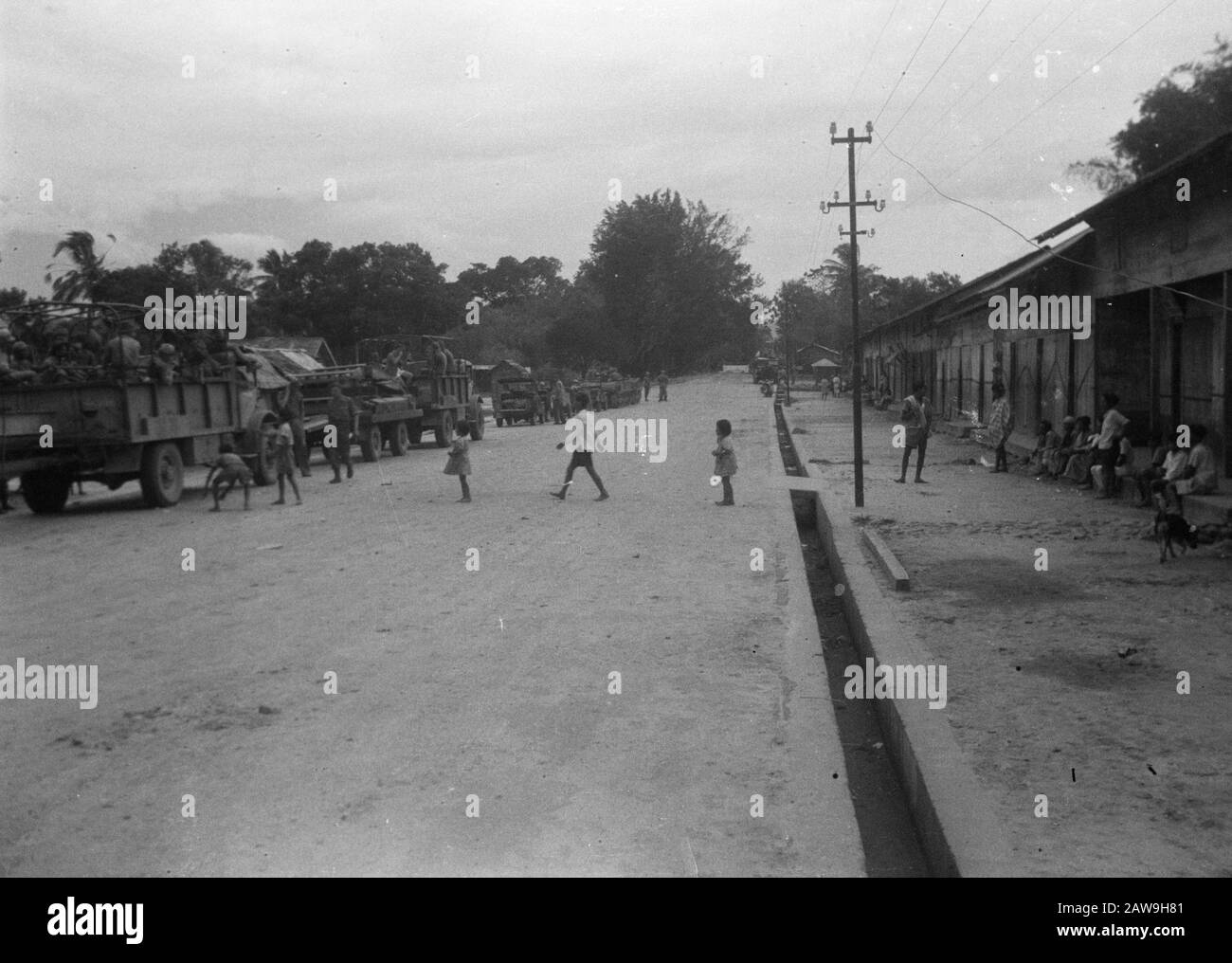 [Dutch military column arranged on a street. Children and people kijkte ...
