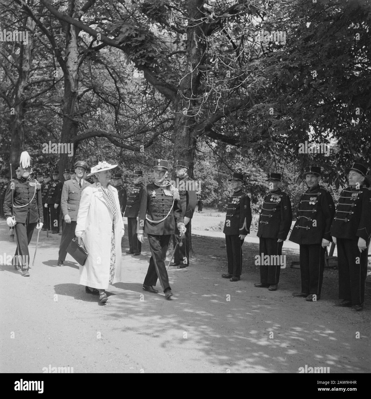 Queen Wilhelmina Visiting Arnhem Queen Wilhelmina Passes An Honor Guard Of Bronbeek Residents In Addition To Its Commanding Bronbeek General Rijnders Annotation Behind The Queen In Air Force Uniform Her Aide Hans