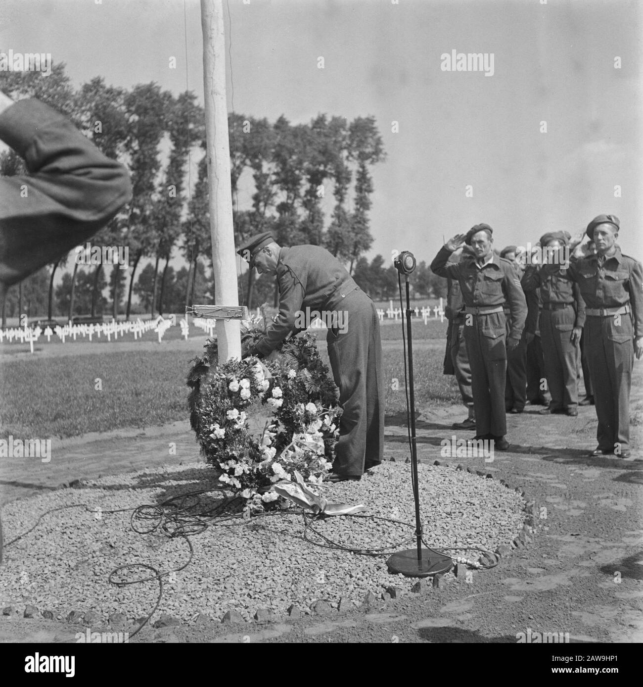 Liberation Festivals: Son (Noord-Brabant)  Wreath laying at the Amer U.S. cemetery in Son (North Brabant) at the American Independence [Independence Day] by an American officer Date: July 4 1945 Location: North Brabant Son en Breugel Keywords: cemeteries, laying of wreaths, military Stock Photo
