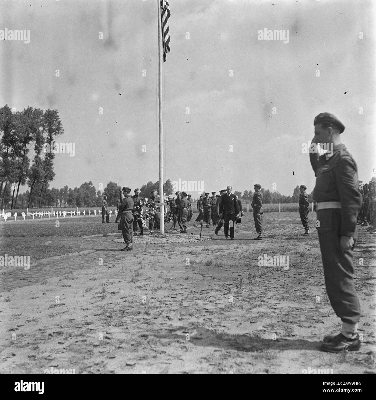 Liberation Festivals: Son (Noord-Brabant)  Wreath laying at the Amer U.S. cemetery in Son (North Brabant) at the American Independence [Independence Day] by War Minister J. Meynen Annotation on the photo to see some British soldiers Date: July 4, 1945 Location: Noord-Brabant, Son en Breugel Keywords: cemeteries, laying of wreaths, soldiers, ministers Person Name: Meijnen, W. Stock Photo