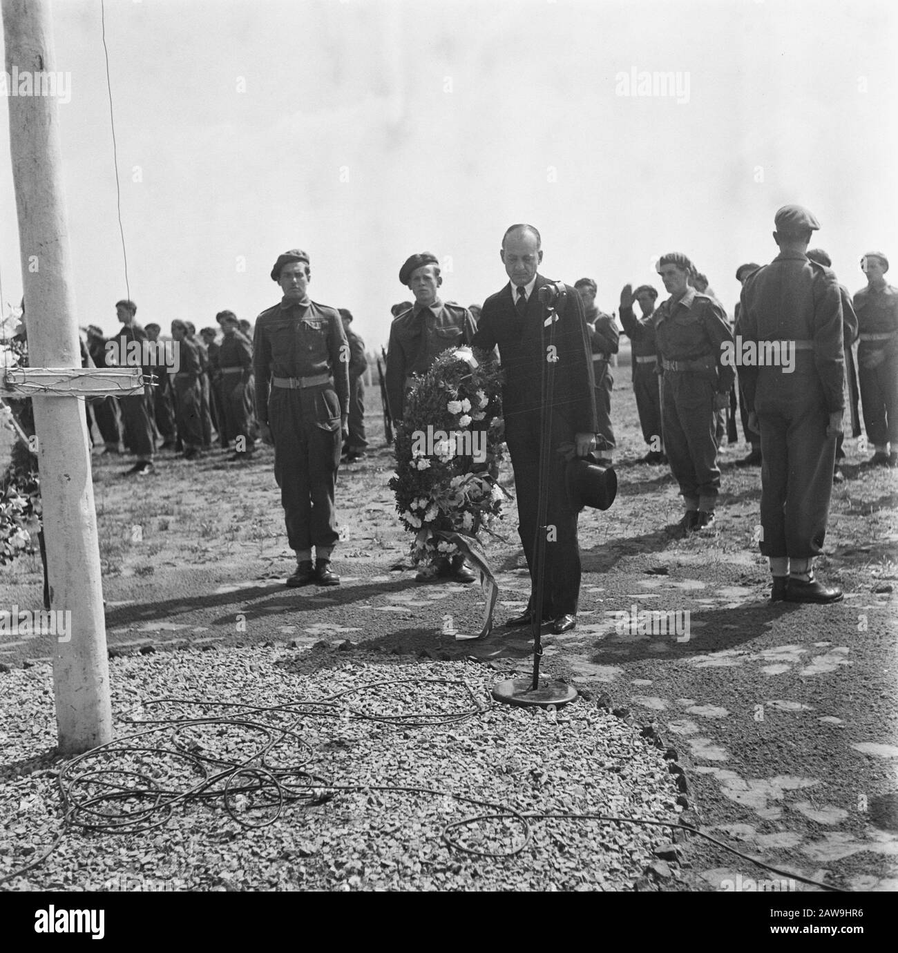 Liberation Festivals: Son (Noord-Brabant)  Wreath laying at the Amer U.S. cemetery in Son (North Brabant) at the American Independence [Independence Day] by War Minister J. Meynen Date : July 4, 1945 Location: Noord-Brabant, Son en Breugel Keywords: cemeteries, laying of wreaths, soldiers, ministers Stock Photo