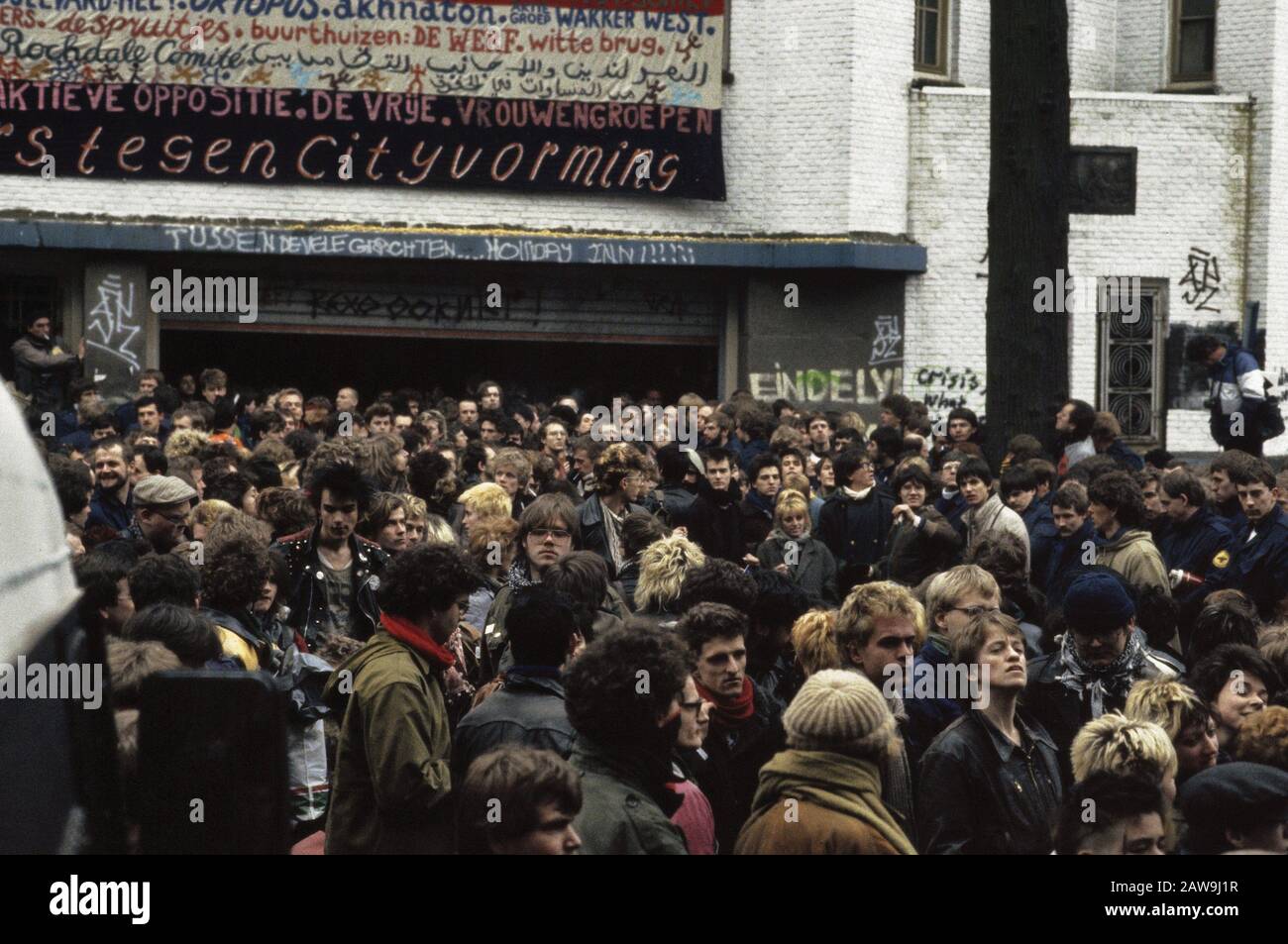 Clearance cracking complex Wyers in Amsterdam; activists and residents leave en masse the premises Date: February 14, 1983 Location: Amsterdam, Noord-Holland Keywords: squats, evictions Institution Name: Wyers Stock Photo