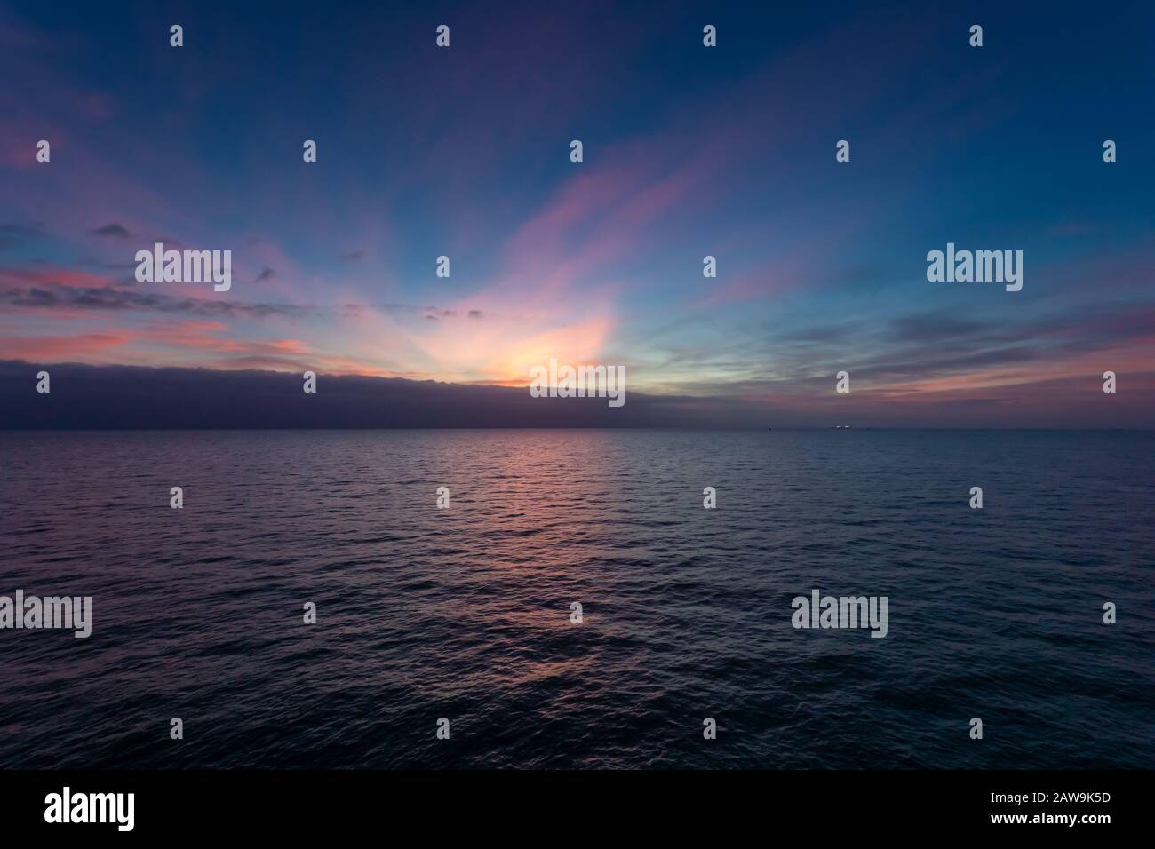 Cloudy sky quiet sea hi-res stock photography and images - Alamy