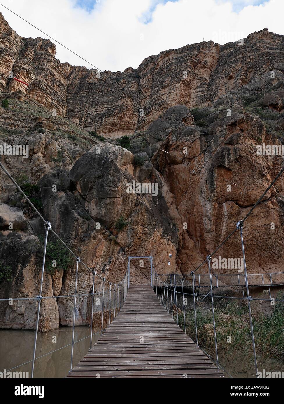 puente hacia lo desconocido, puente sobre el rio segura en pleno valle de rico entremontañas se encuentra este enclave singular. Stock Photo