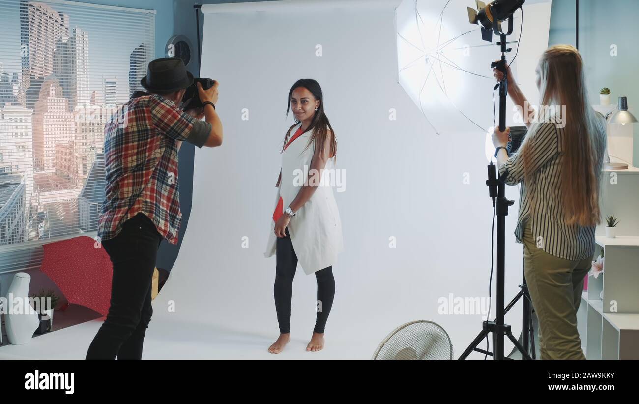 Behind the scenes on photo shoot: photographer asking assistant to ...