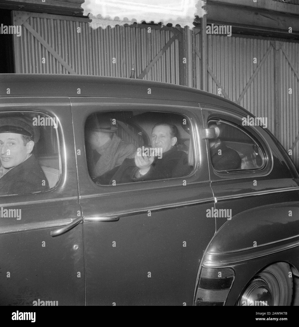 Lev Konstantinowitsj Pissarew, correspondent of the Russian news agency Tass, is he under police escort transported to the Stone Head at the IJ is expelled with the Russian tugboat Priliv date: February 25, 1953 Location: Amsterdam, USSR Keywords: cars, journalists, spying, evictions Person Name: Pissarew Lev, Tass Stock Photo