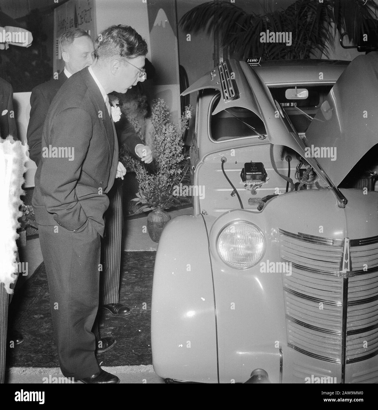 Opening of the RAI-car exhibition by the Minister of Economic Affairs, Prof. J. Zijlstra... The Minister showed great interest in the Russian Moskvitch Date: February 26, 1954 Location: Amsterdam, Noord-Holland Keywords: cars, ministers, openings, exhibitions Person Name: Moskvitch, Zijlstra, Jelle Stock Photo