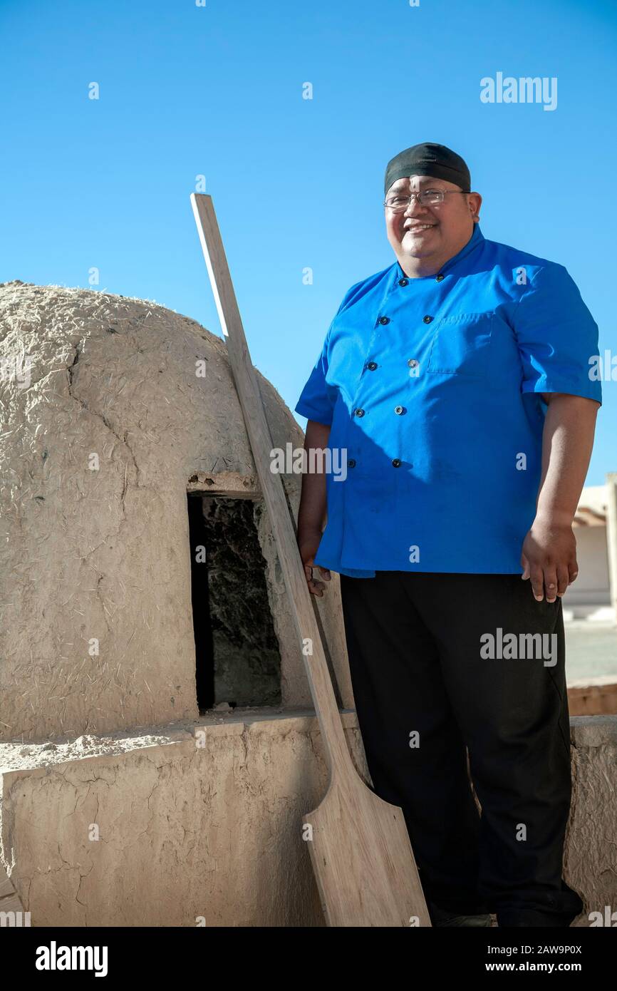 Lawrence Riley (Chef Jay), horno (oven) and paddle, Yaaka Cafe, Sky City Cultural Center, Acoma Pueblo, New Mexico USA Stock Photo