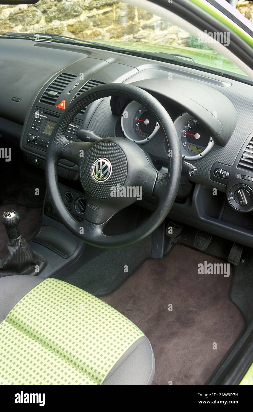 Auto, VW Volkswagen Polo 1.4 TDI, kleine ca., Limousine, Silber, Bj. 2002-,  Innenansicht, Innenraum Ansicht, Cockpit, Tech Stockfotografie - Alamy