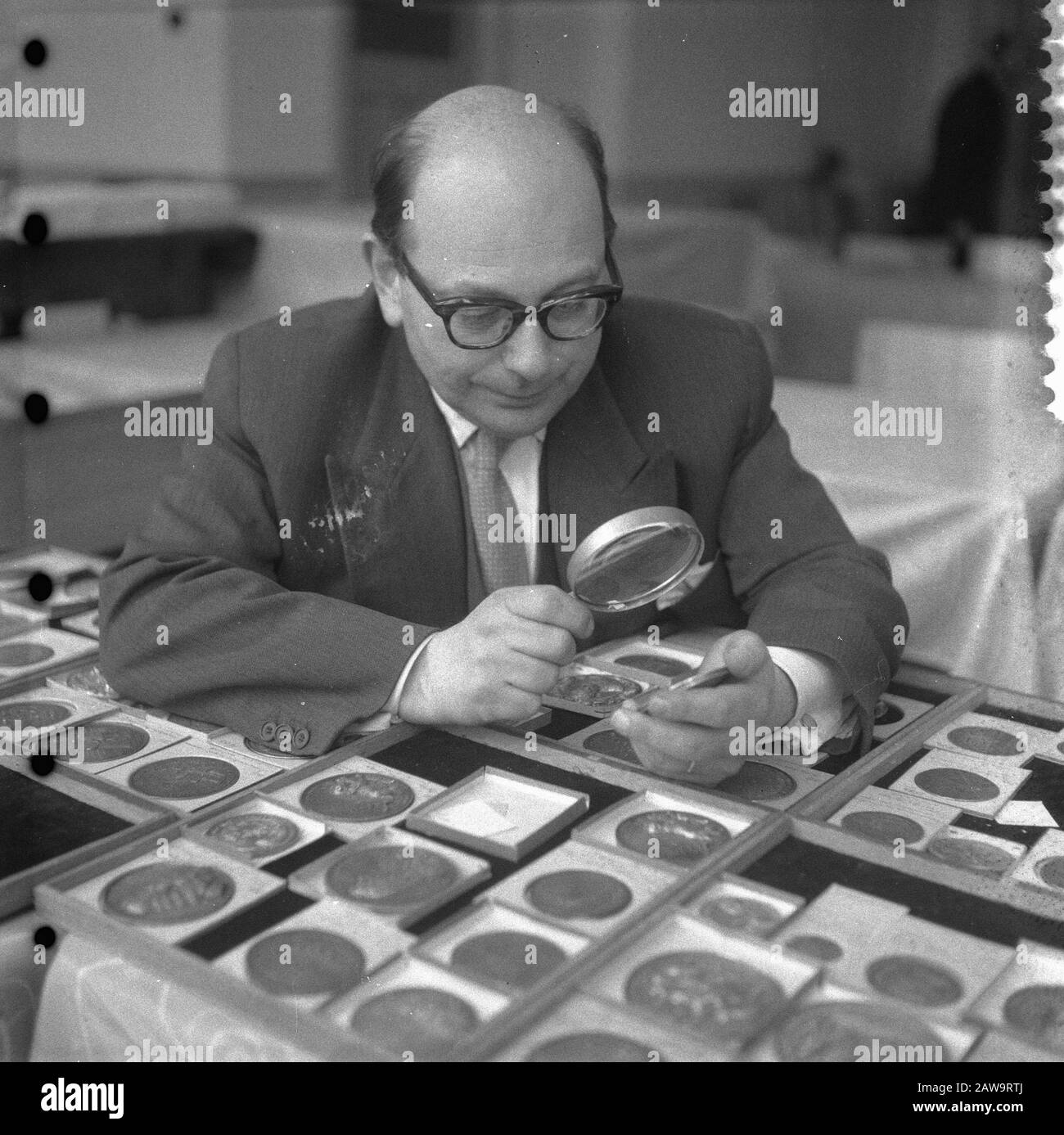 Coin collection auctioned off estate A. O. Church District (former director of the royal cabinet of coins and medals stones) and the collection J.C.P.E. Menso Date: February 28, 1958 Location: Amsterdam, Noord-Holland Keywords: coins, auctions Person Name: Schulman, Jacques Stock Photo