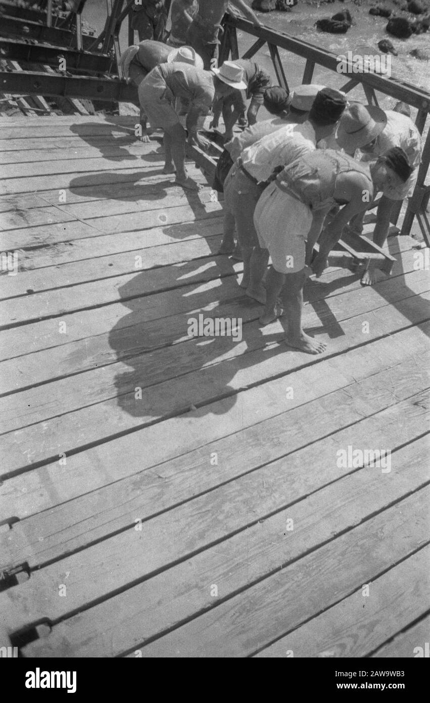 Buitenzorg [veldpost]  Local workers busy burg recovery Annotation: Location surroundings Tjisolok (Wijnkoops Bay) Date: September 1947 Location: Cisolok, Indonesia, Java, Dutch East Indies Stock Photo