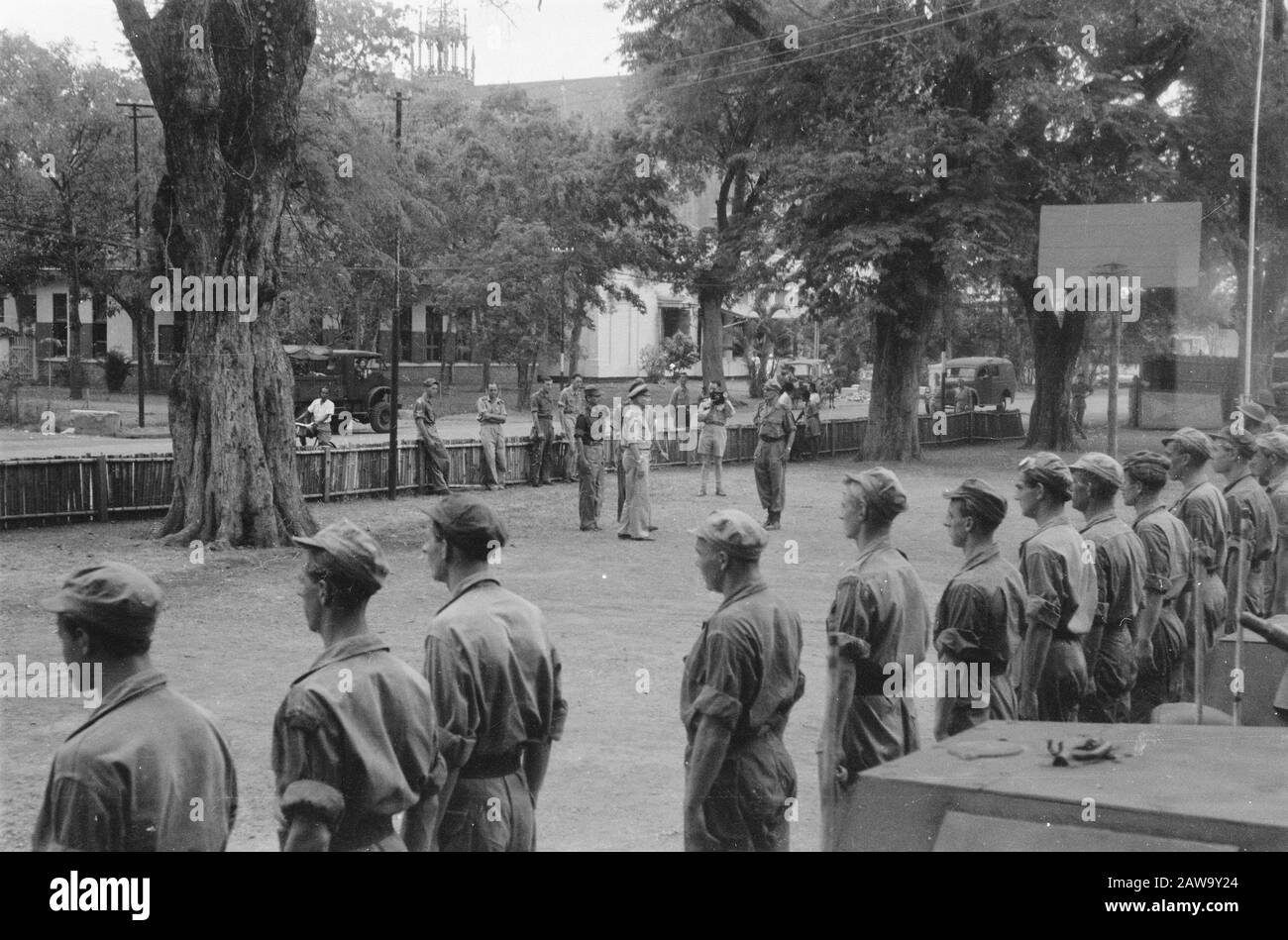 Inspection Colonel Sluyter (U-brigade)  Colonel Sluyter speaks with a commander appointed to troops Date: November 7, 1946 Location: Batavia, Indonesia, Jakarta , Kemajoran, Dutch East Indies Stock Photo