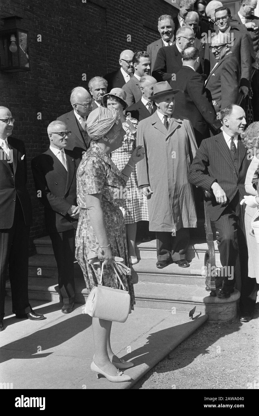 Queen Juliana receives members of Dutch Committee Refugee Year 1959-1960 Date: June 7, 1960 Keywords: queens Person Name: Juliana (queen Netherlands) Stock Photo