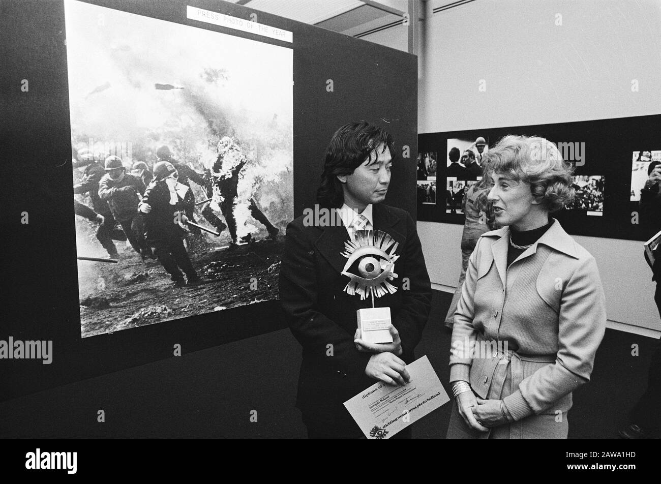 Award 1st prize World Press Photo  Minister Gardeniers with the winner, the Japanese Sadayuki Mikami, before winning picture Date: April 4, 1979 Location: Amsterdam, Noord-Holland Keywords: photography , ministers, honors Person Name: Gardeniers, Lift, Mikami, Sadayuki Stock Photo