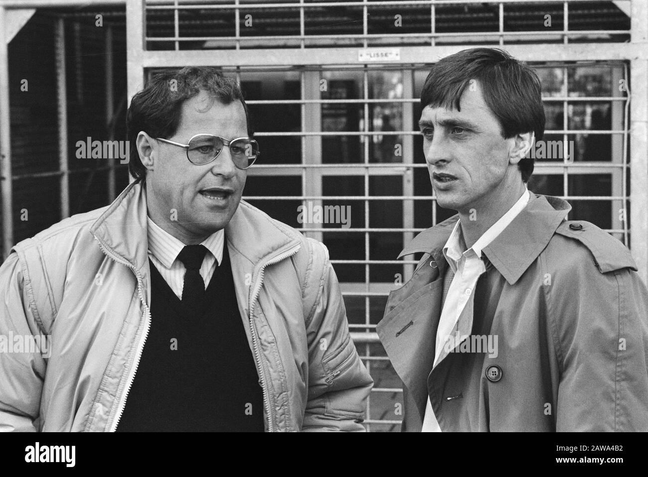 Ajax against PEC Zwolle 3-0  PEC coach Rinus Israel (L) talks to Johan Cruyff Annotation: Marginals negative strip: 8a Rinus Israel Date: October 17, 1982 Location: Amsterdam , Noord-Holland Keywords: sports, coaches, soccer, football Person Name: Cruyff, Johan, Israel Rinus Stock Photo