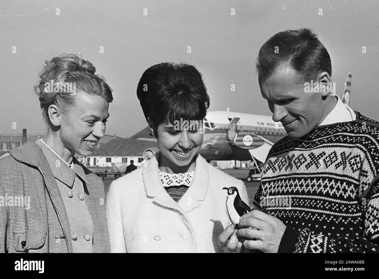 Nederlands Ludmila Belousova, Peter Burke, Oleg Protopopov at Schiphol; Stock Photo