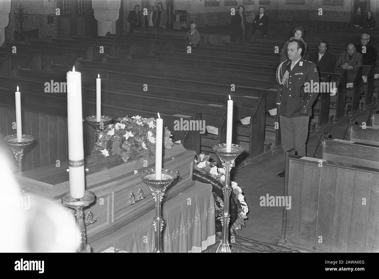 Lieutenant Colonel L. Drift puts on behalf of HM and Prince Bernhard a wreath at bier of former Prime Minister Mr. Cals in Paschaliskerk The Hague. Date: January 3 1972 Location: The Hague, South Holland Keywords: wreaths Person Name: Cals, Jo, Paschaliskerk Stock Photo