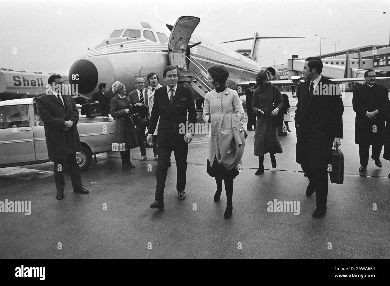 King Constantine of Greece and Queen Anne-Marie arrive at Schiphol Date: December 9, 1970 Location: North-Holland, Schiphol Person Name: CONSTANTINE KING Stock Photo