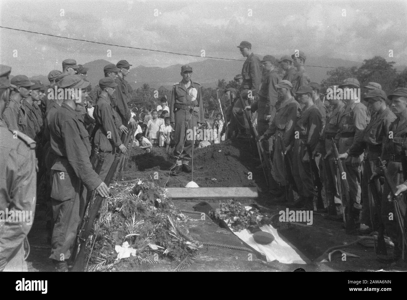 Burial Major B.H.J. Callenbach on the Field of Honor Menteng Pulo  Lieutenant-Colonel S. Den Hartogh commander of the 3rd Battalion Regiment Princess Irene (3GRPI) gives a speech Date: November 27, 1946 Location: Batavia, Indonesia, Jakarta, Dutch East Indies Stock Photo