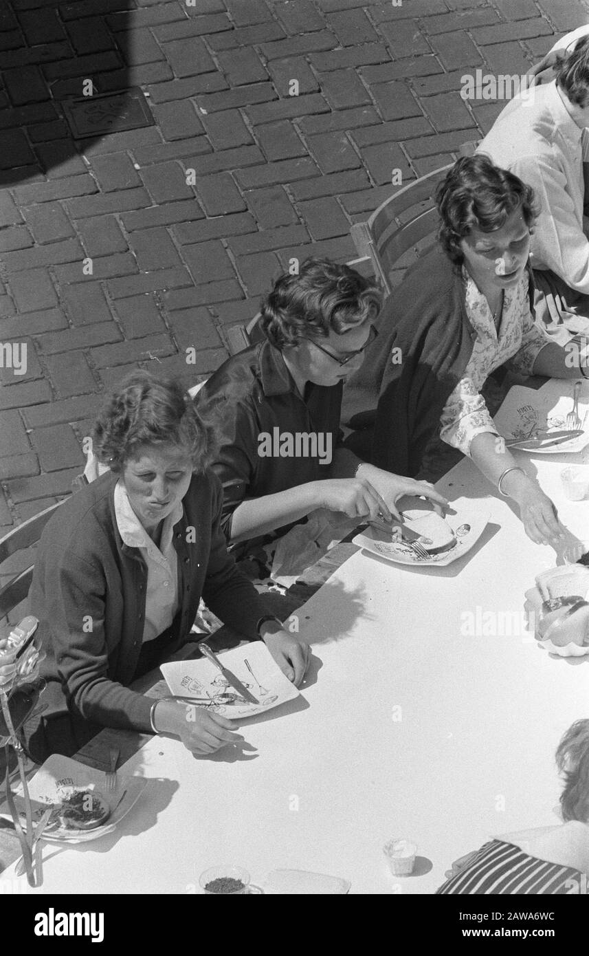 Anniversary Dinner 2000 students with Princess Beatrix Leiden Date: June 15, 1960 Location: Leiden, South Holland Keywords: STUDENTS, dinners Person Name: Beatrix, Princess Stock Photo