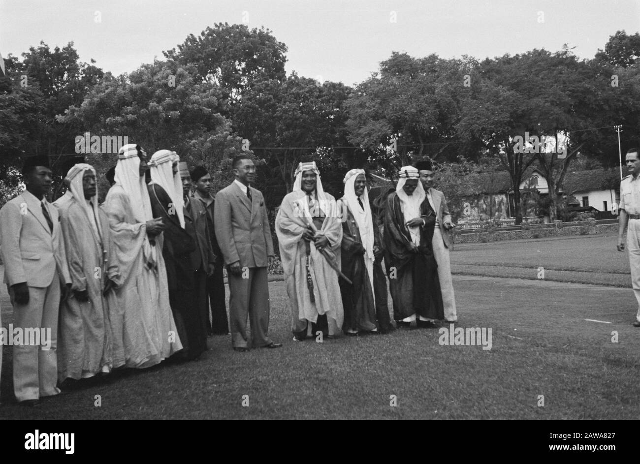 Makassar. Visit of Prime Minister Beel; Troops Relocation; Hadji Sword; Major General Sas  Makassar: On Dec 12. was at the palace to Makassar transmission instead of the good sword. A gift from King Saud Al Ib brought by Eremissie Pilgrims of eastern Indonesia. It was Hadji A.S. Bachmid to a.e. Seawati, president of the State of East Indonesia handed. Date: December 1948 Location: Indonesia Dutch East Indies Stock Photo