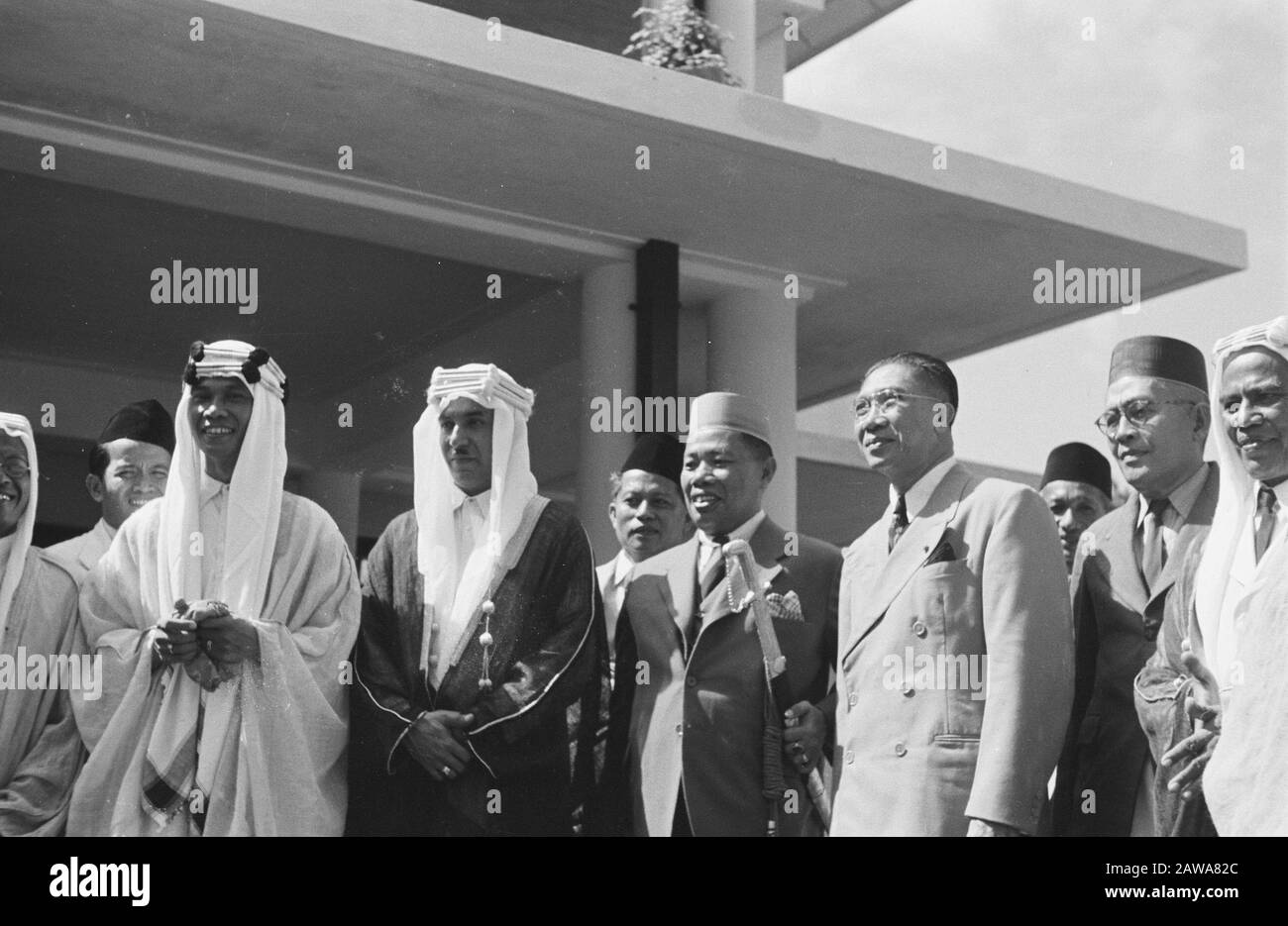 Makassar. Visit of Prime Minister Beel; Troops Relocation; Hadji Sword; Major General Sas  Makassar: On Dec 12. was at the palace to Makassar transmission instead of the good sword. A gift from King Saud Al Ib brought by Eremissie Pilgrims of eastern Indonesia. It was Hadji A.S. Bachmid to a.e. Seawati, president of the State of East Indonesia handed. Date: December 1948 Location: Indonesia Dutch East Indies Stock Photo