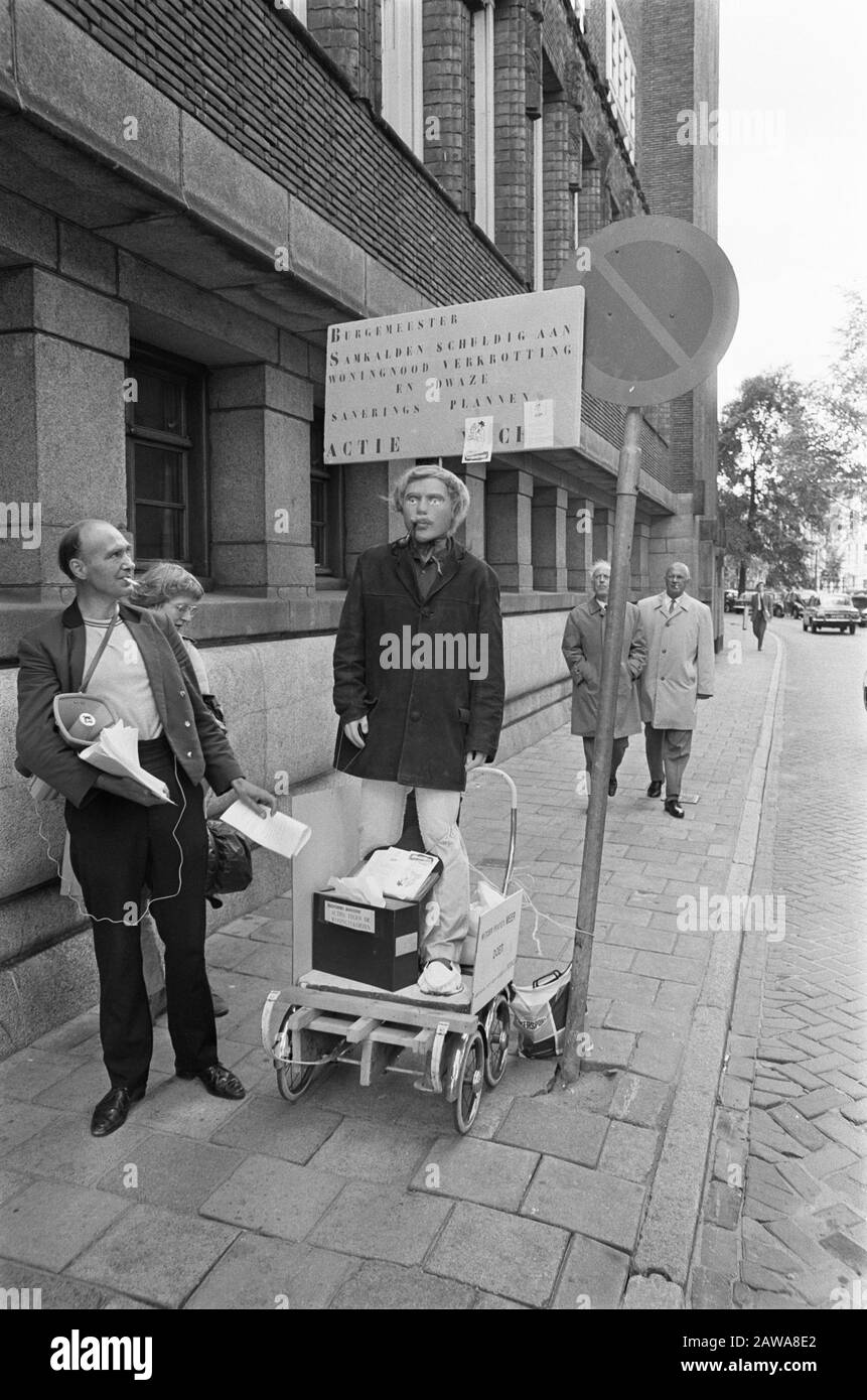 Man demonstrates with signboard against housing shortage for Hall, Amsterdam Date: September 1, 1970 Location: Amsterdam, Noord-Holland Keywords: demonstrations, housing shortage Stock Photo