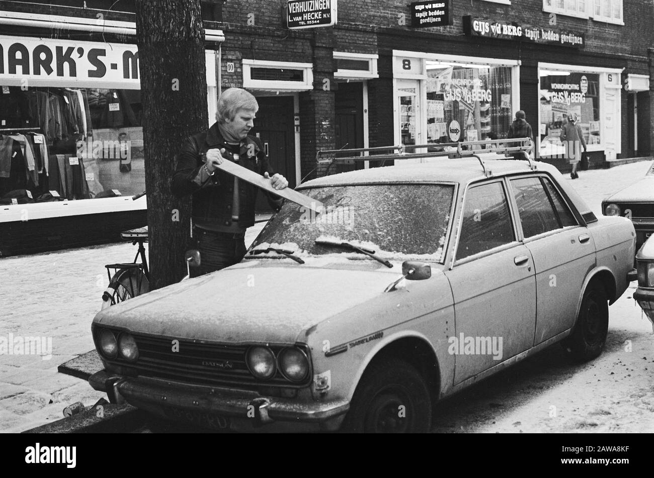 Man makes with bar windshield deicing Date: January 23, 1979 Keywords: Men Person Name: MAN Stock Photo