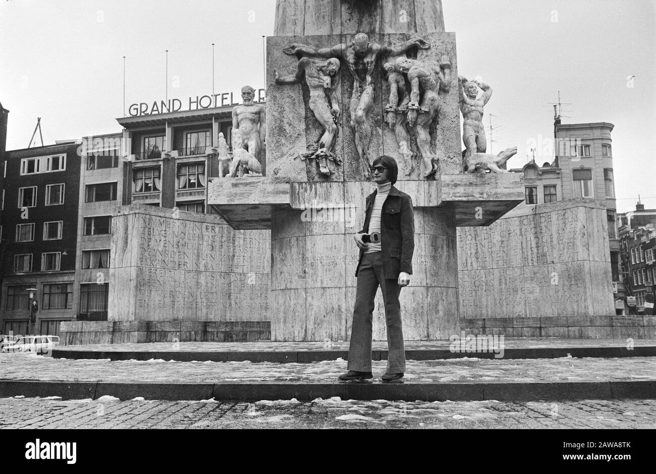 Men's fashion of De Bijenkorf in Amsterdam Man shows off fashions at the  National Monument on Dam Square in Amsterdam Date: March 8, 1971 Location:  Amsterdam, Noord-Holland Keywords: fashion, monuments : Unknown /