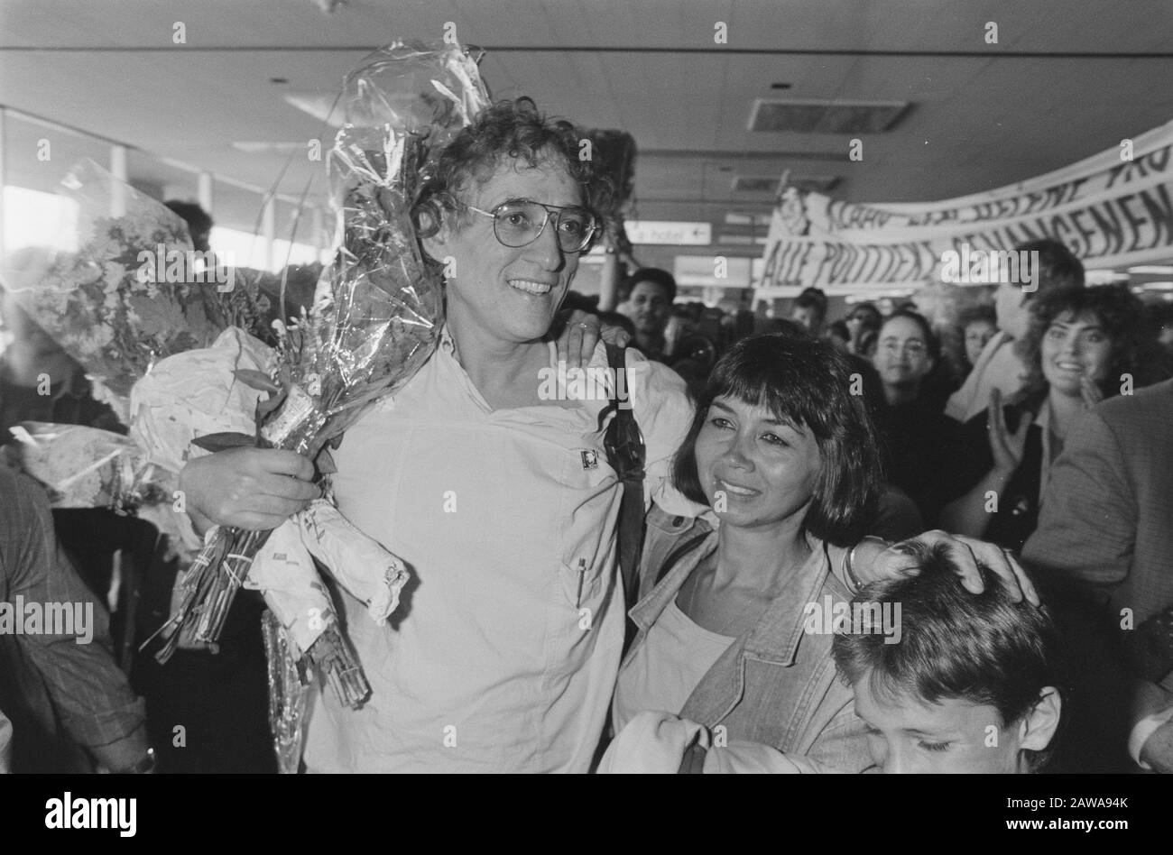 Klaas de Jonge after two years of South African prison back at Schiphol; Klaas de Jonge welcomed by friends and sympathizers Date: September 8, 1987 Keywords: imprisonments, releases Person Name: Klaas Young Institution Name: Schiphol Stock Photo