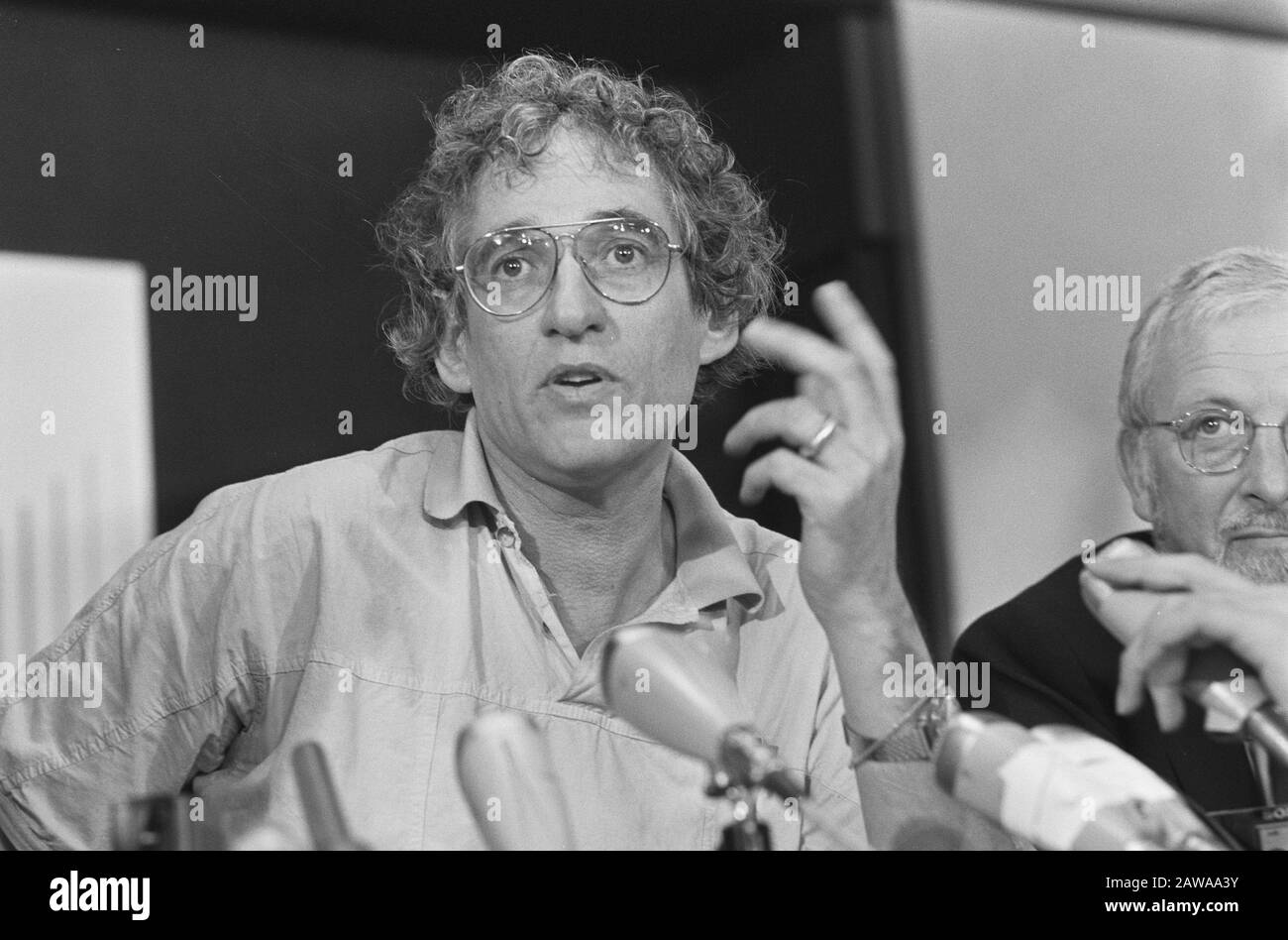 Klaas de Jonge after two years of South African prison back at Schiphol; Klaas de Jonge state press to answer Date: September 8, 1987 Keywords: imprisonments, releases Person Name: Klaas Young Institution Name: Schiphol Stock Photo