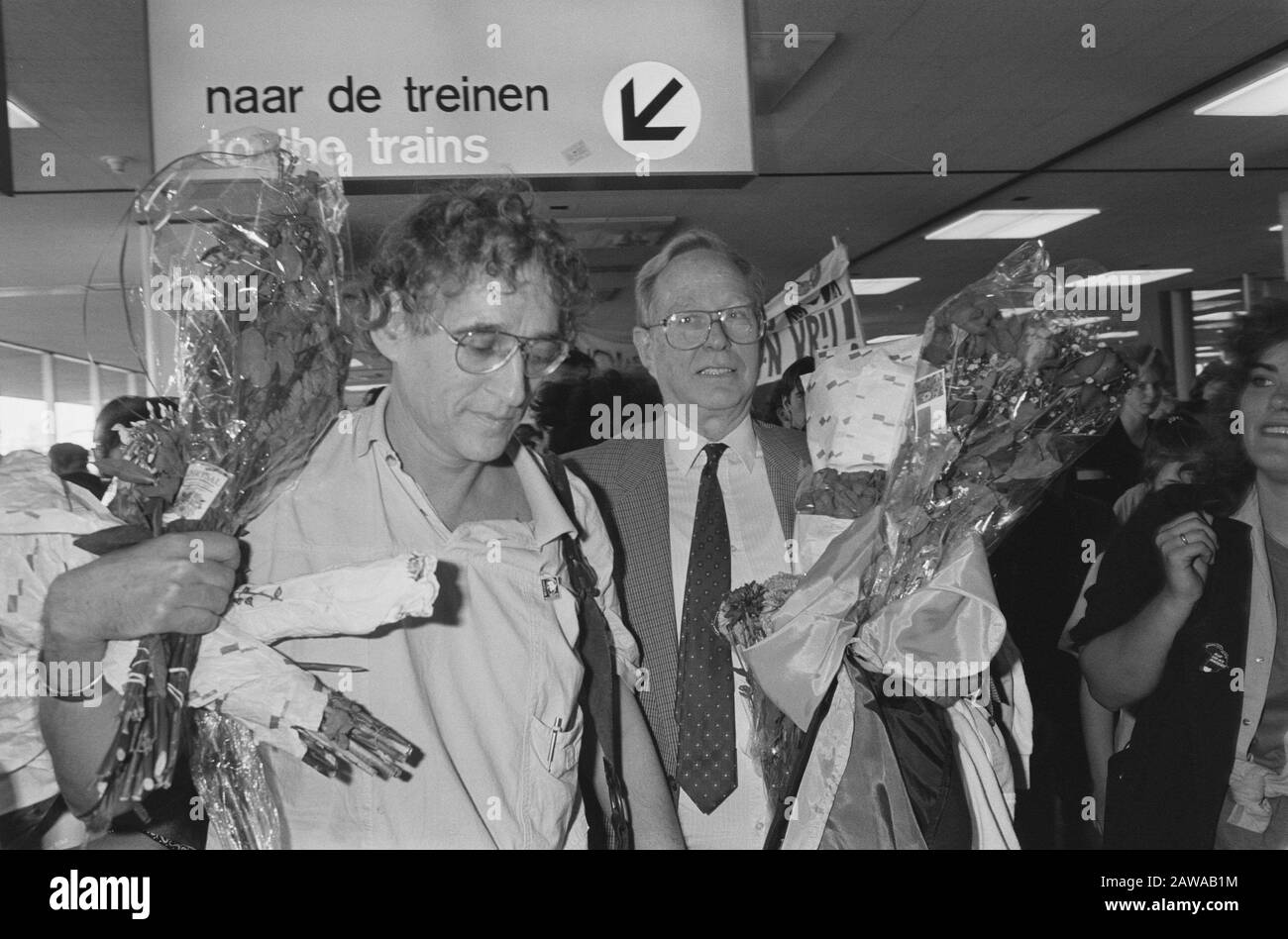 Klaas de Jonge after two years of South African prison back at Schiphol; Klaas de Jonge with his brother Jan (r) Date: September 8, 1987 Keywords: imprisonments, releases Person Name: Klaas Young Institution Name: Schiphol Stock Photo