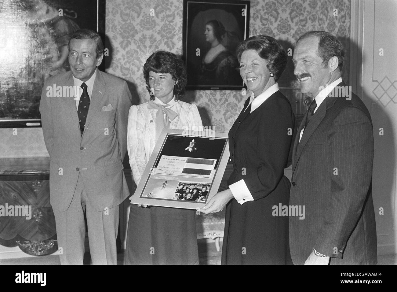Queen Beatrix and Prince Claus received from the Space Shuttle astronauts mw. Sally Ride, the first American woman in space and Captain Hauck at Huis ten Bosch. V.l.n.r. Prince Claus, mrs. Ride, Queen Beatrix and Captain Hauck Date: September 28, 1983 Location: The Hague, South Holland Keywords: group portraits, queens, press conferences, portraits, astronauts, space travel, women Person Name: Beatrix (Queen Netherlands), Claus (prince Netherlands), Hauck , Frederick H., Ride, Sally K. Stock Photo