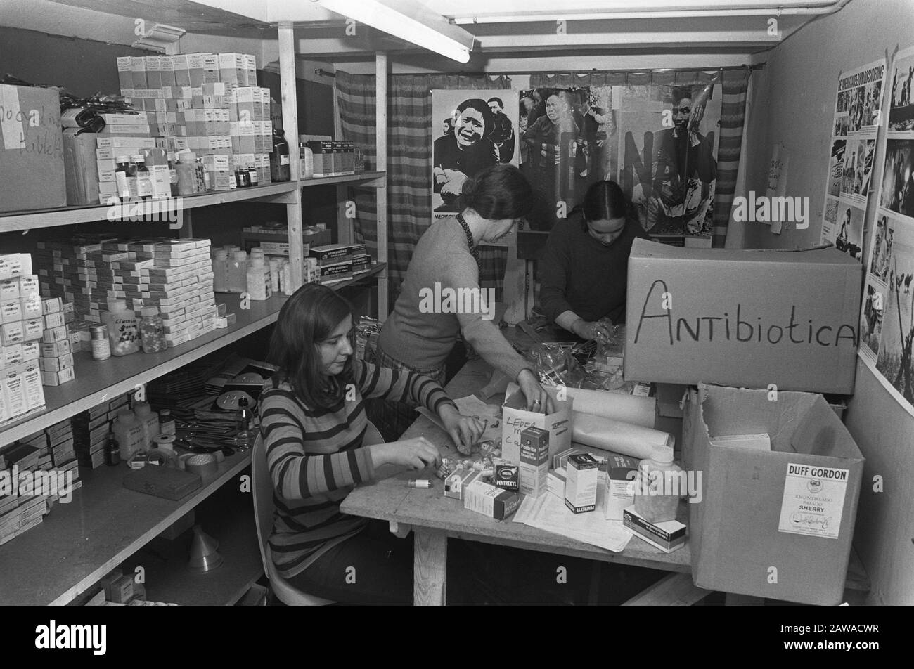 Employees Medical Committee Vietnam engaged in selecting and packaging of drugs for shipment to Vietnam Date: January 3, 1973 Keywords: COMMITTEES, EMPLOYEES, drugs Stock Photo