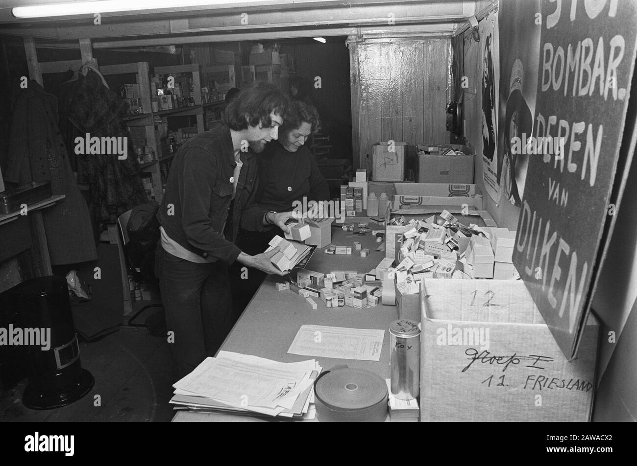 Employees Medical Committee Vietnam engaged in selecting and packaging of drugs for shipment to Vietnam Date: January 3, 1973 Keywords: COMMITTEES, EMPLOYEES, drugs Stock Photo
