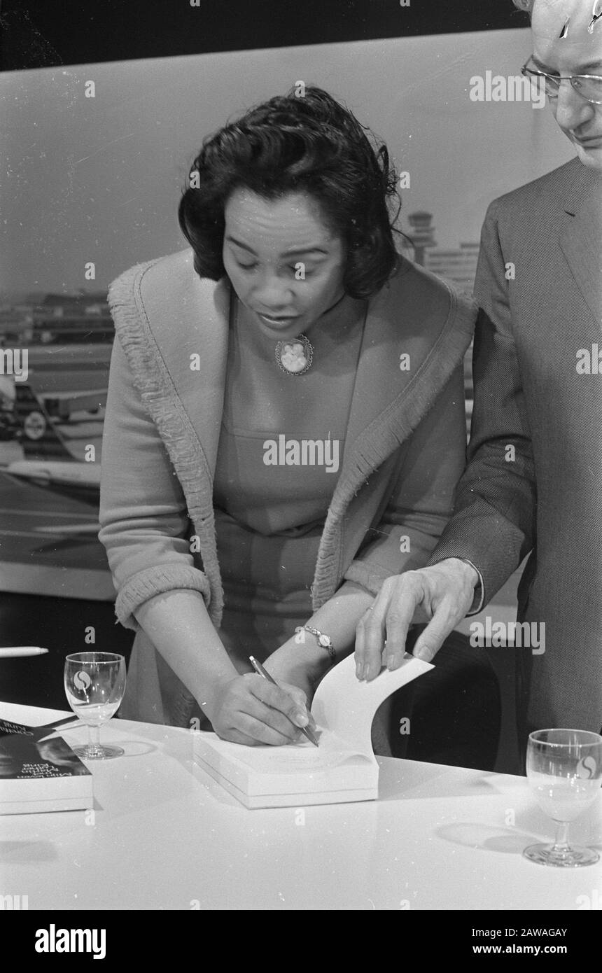 Mrs. Coretta King, widow of the Rev. Martin Luther King arrives at ...