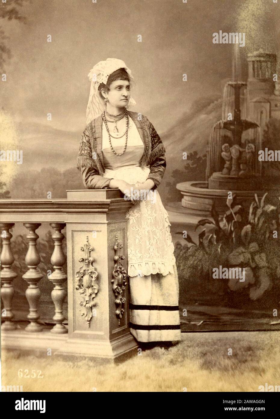Roma traditional dress hi-res stock photography and images - Alamy